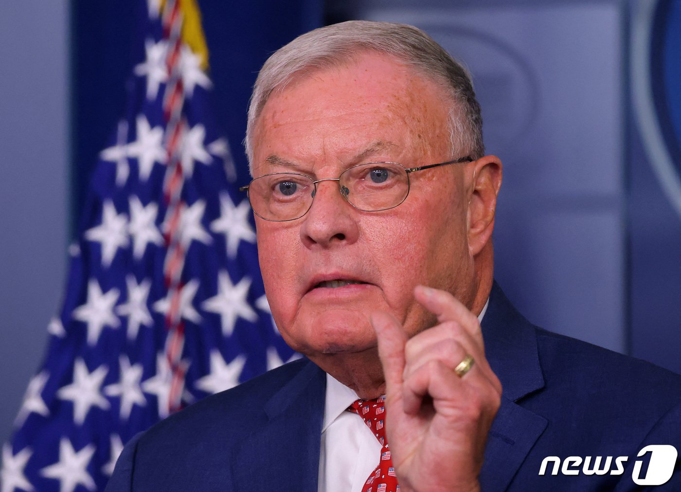 본문 이미지 - 2020년 9월 22일 트럼프 정부 당시 마이크 펜스 부통령의 국가안보보좌관인 키스 켈로그가 미국 워싱턴 백악관에서 열린 일일 언론 브리핑에서 기자들과 대화하고 있다. ⓒ 로이터=뉴스1 ⓒ News1 조소영 기자