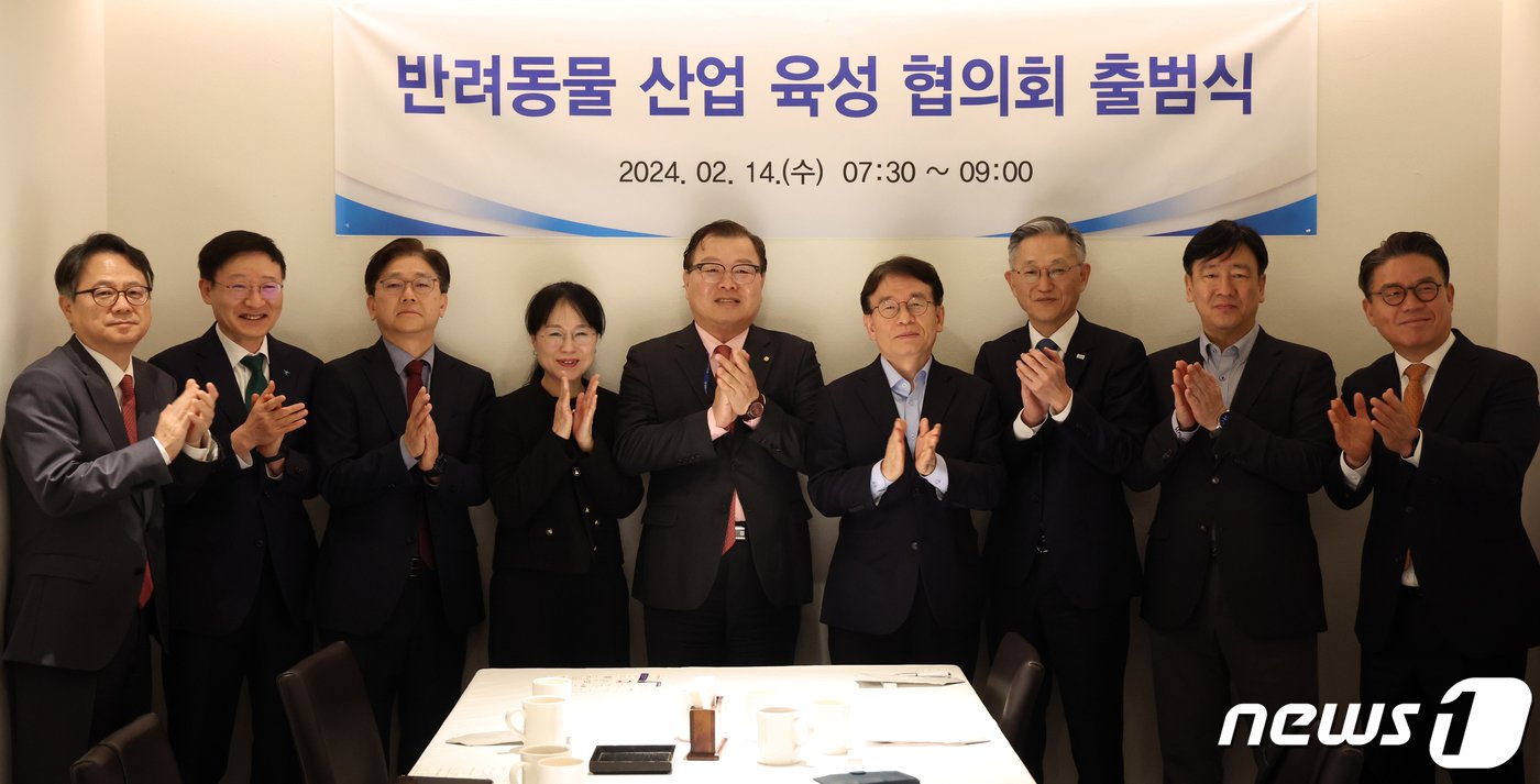 본문 이미지 - 14일 오전 서울 중구 달개비에서 열린 반려동물 산업 육성 협의회 출범식에서 참석자들이 손뼉을 치고 있다. 왼쪽부터 박연채 키움증권 부사장, 이승열 하나은행장, 이영섭 뉴스1 대표이사, 김소현 해마루 동물병원 이사장, 허주형 대한수의사회장, 석재왕 기후위기재난대응 민간위원장, 김종갑 글로벌디지털혁신네트워크(GDIN) 대표, 임상균 매경닷컴 대표이사, 송명석 알엑스바이오 대표이사. 2024.2.14/뉴스1 ⓒ News1 김명섭 기자