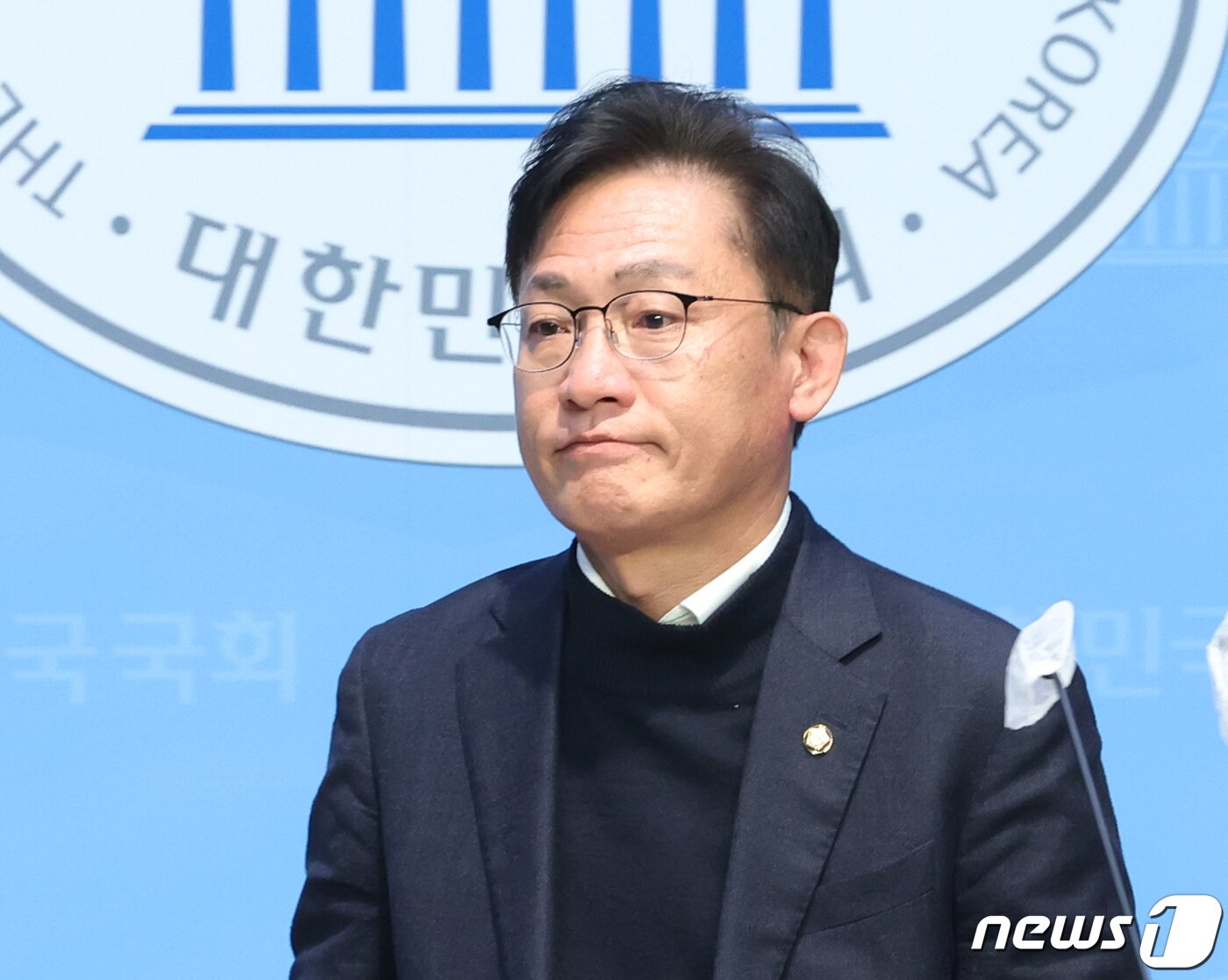본문 이미지 - 배진교 녹색정의당 원내대표가 14일 서울 여의도 국회 소통관에서 원내대표직 사임 기자회견을 마치고 회견장을 나서고 있다. 2024.2.14/뉴스1 ⓒ News1 송원영 기자