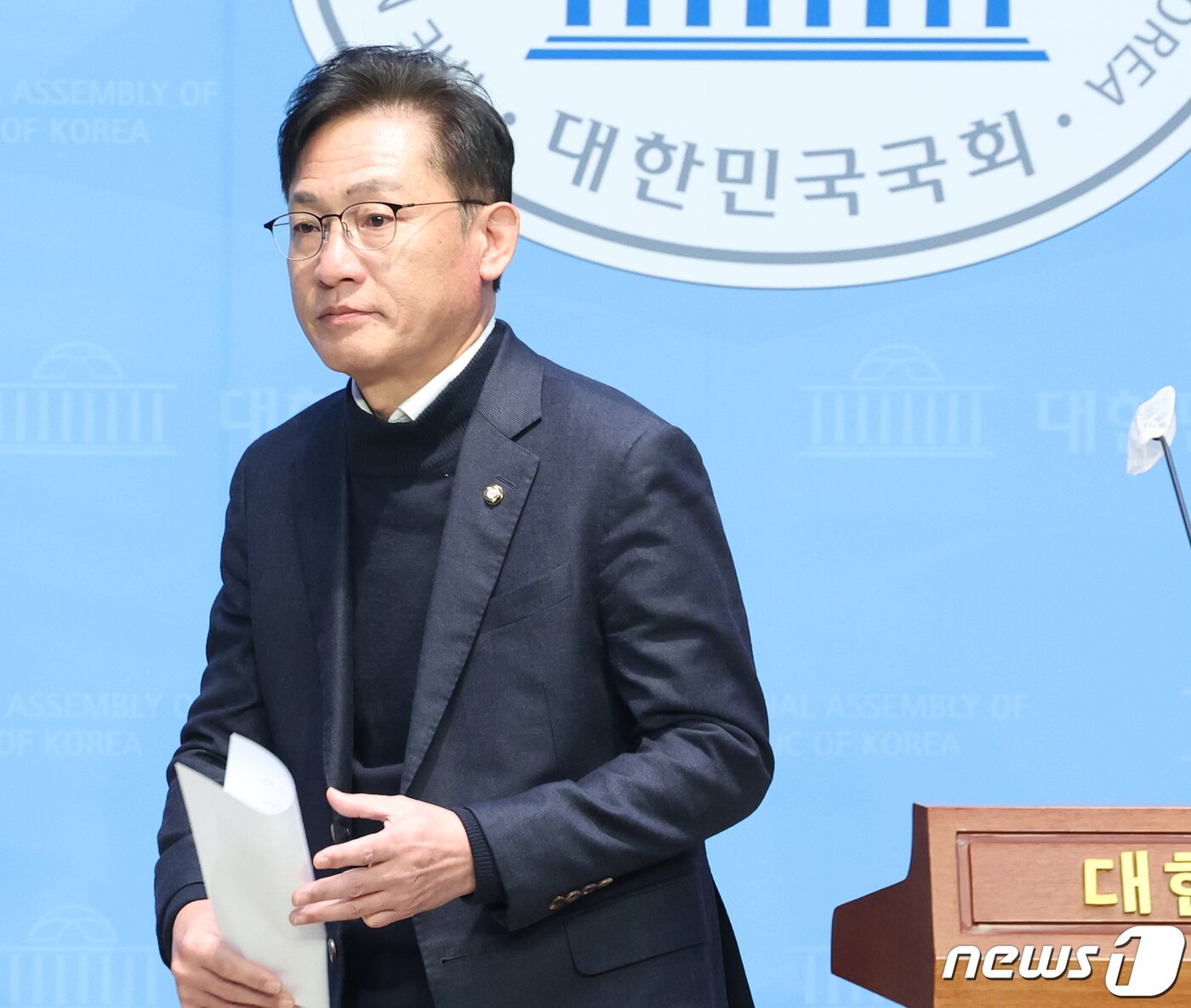 본문 이미지 - 배진교 녹색정의당 원내대표가 14일 서울 여의도 국회 소통관에서 원내대표직 사임 기자회견을 마치고 회견장을 나서고 있다. 2024.2.14/뉴스1 ⓒ News1 송원영 기자