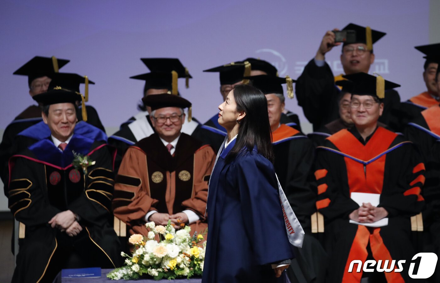 본문 이미지 - 가수 이효리가 14일 서울 성북구 국민대학교에서 열린 '2023학년도 학위수여식'에서 후배들의 졸업을 축하하기 위해 '치티치티 뱅뱅'을 열창하며 시선을 사로잡고 있다. ⓒ News1 권현진 기자