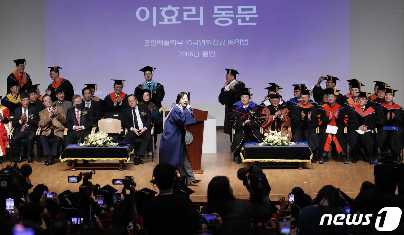 (서울=뉴스1) 권현진 기자 = 가수 이효리가 14일 서울 성북구 국민대학교에서 열린 '2023학년도 학위수여식'에서 후배들을 위해 화려한 축하공연을 선보이고 있다.이효리는 국민대 …