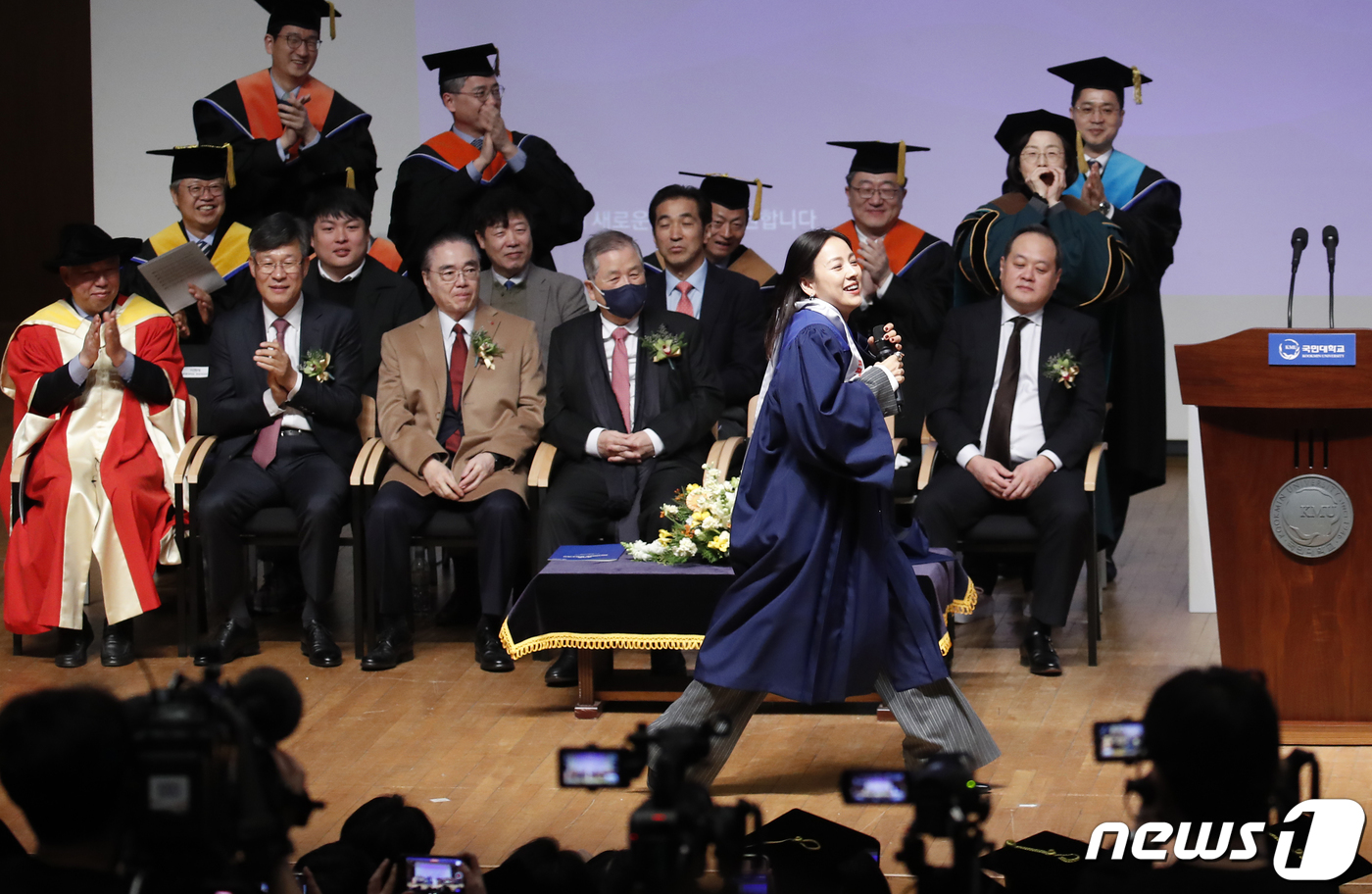 (서울=뉴스1) 권현진 기자 = 가수 이효리가 14일 서울 성북구 국민대학교에서 열린 '2023학년도 학위수여식'에서 후배들을 위해 화려한 축하공연을 선보이고 있다.이효리는 국민대 …