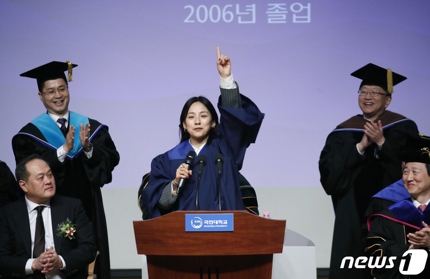 본문 이미지 - 가수 이효리가 14일 서울 성북구 국민대학교에서 열린 '2023학년도 학위수여식'에서 후배들을 위해 화려한 축하공연으로 시선을 사로잡고 있다. ⓒ News1 권현진 기자