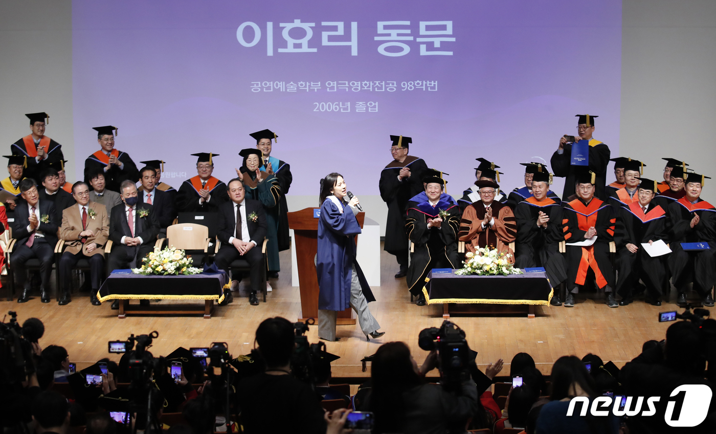 (서울=뉴스1) 권현진 기자 = 가수 이효리가 14일 서울 성북구 국민대학교에서 열린 '2023학년도 학위수여식'에서 후배들을 위해 화려한 축하공연을 선보이고 있다.이효리는 국민대 …