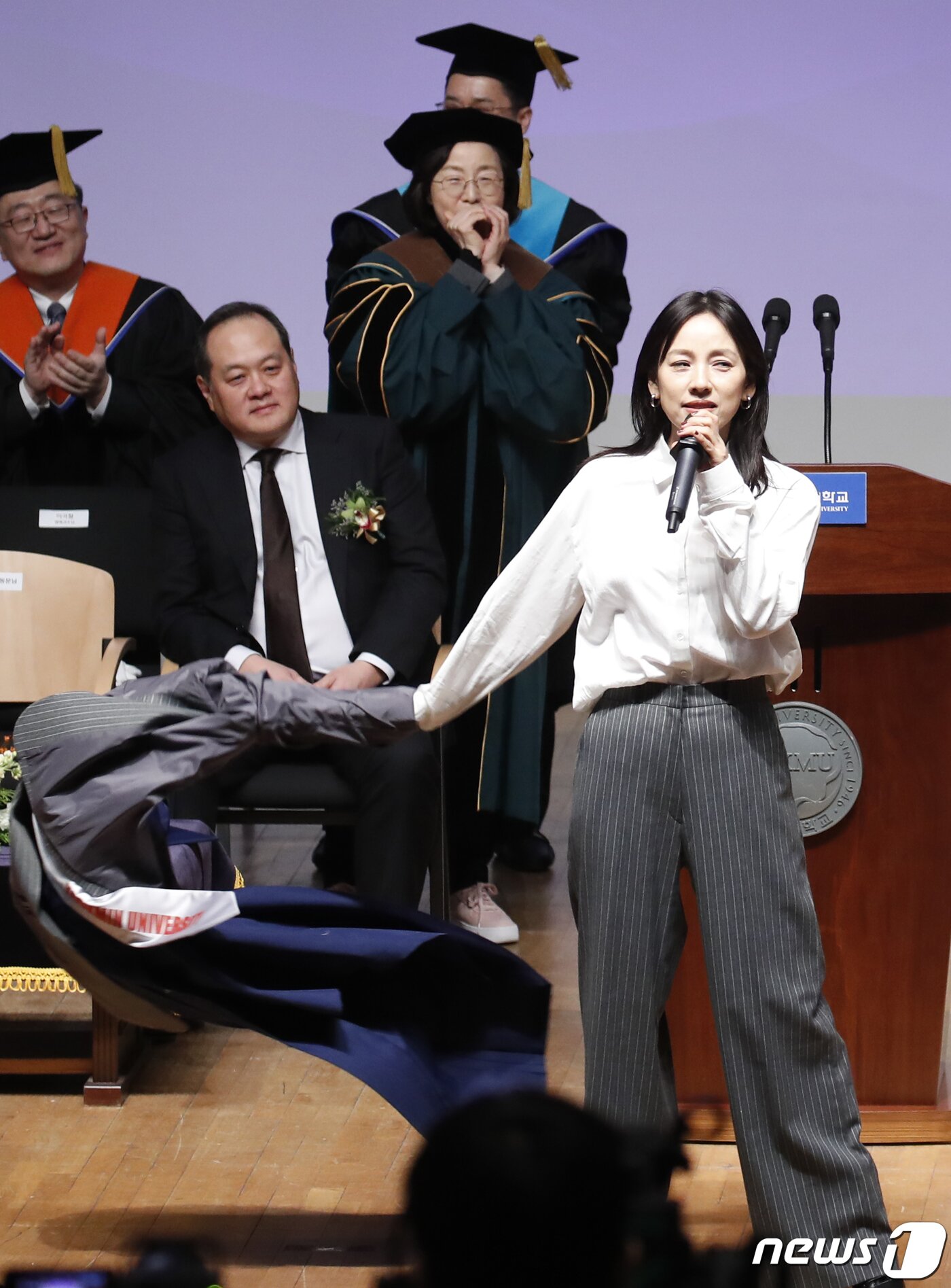 본문 이미지 - 가수 이효리가 14일 서울 성북구 국민대학교에서 열린 '2023학년도 학위수여식'에서 후배들을 위해 화려한 축하공연을 선보이고 있다.. 2024.2.14./뉴스1 ⓒ News1 권현진 기자