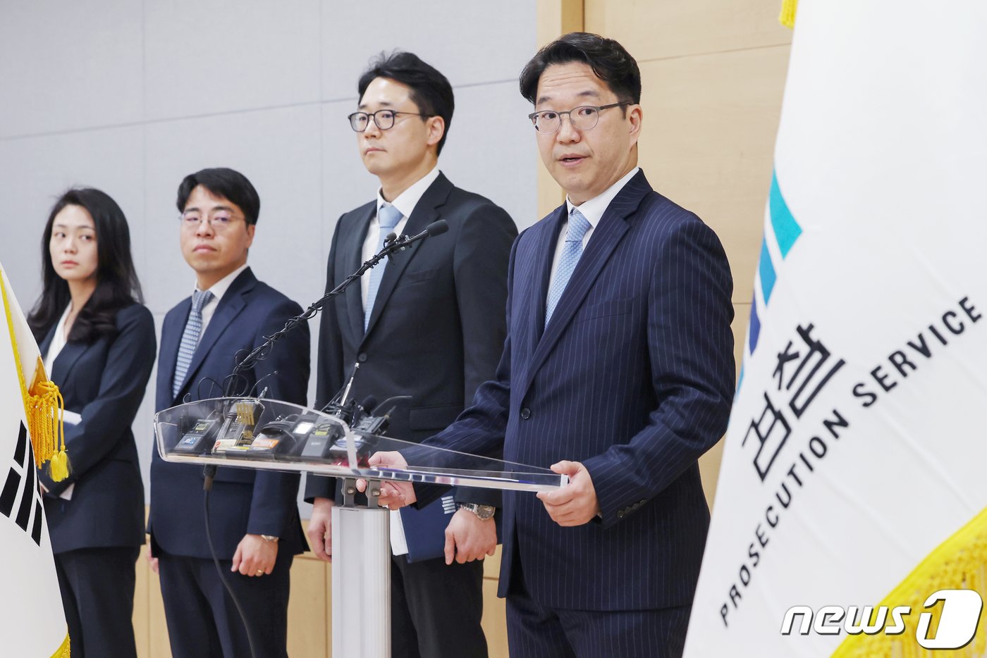 황우진 서울남부지검 인권보호관 겸 공보관이 14일 오전 서울 양천구 남부지검에서 영풍제지 주가조작 사건 중간수사발표 브리핑을 하고 있다. 2024.2.14/뉴스1 ⓒ News1 민경석 기자