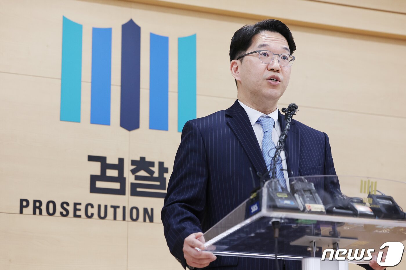 본문 이미지 - 황우진 서울남부지검 인권보호관 겸 공보관이 14일 영풍제지 주가조작 사건 중간수사 결과를 발표하고 있다. 2024.2.14/뉴스1 ⓒ News1 민경석 기자