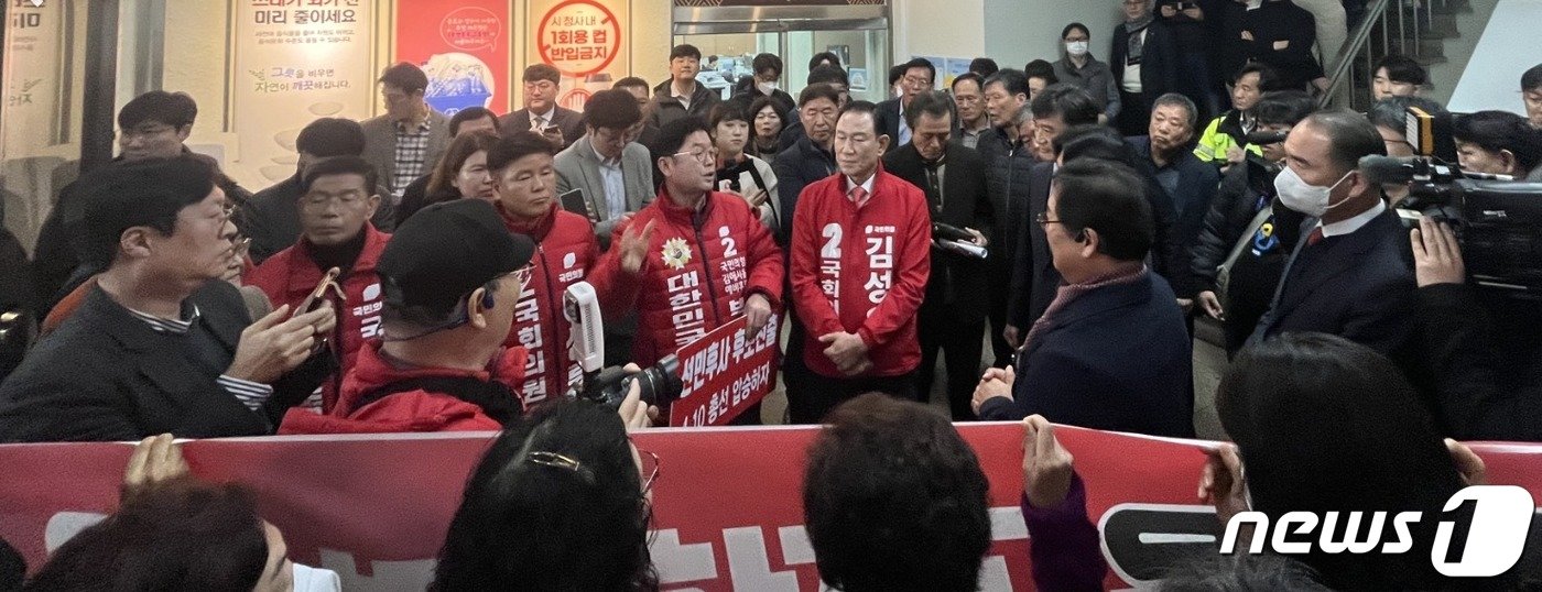 김해을 국민의힘 예비후보 및 당원들이 김해시청 1층 프레스센터 로비 입구에서  30분 이상 가로 막으며 조해진 의원의 출마 거부와 당내 경선 등을 요구했다.  2024.2.14/뉴스1 ⓒ News1 송보현 기자