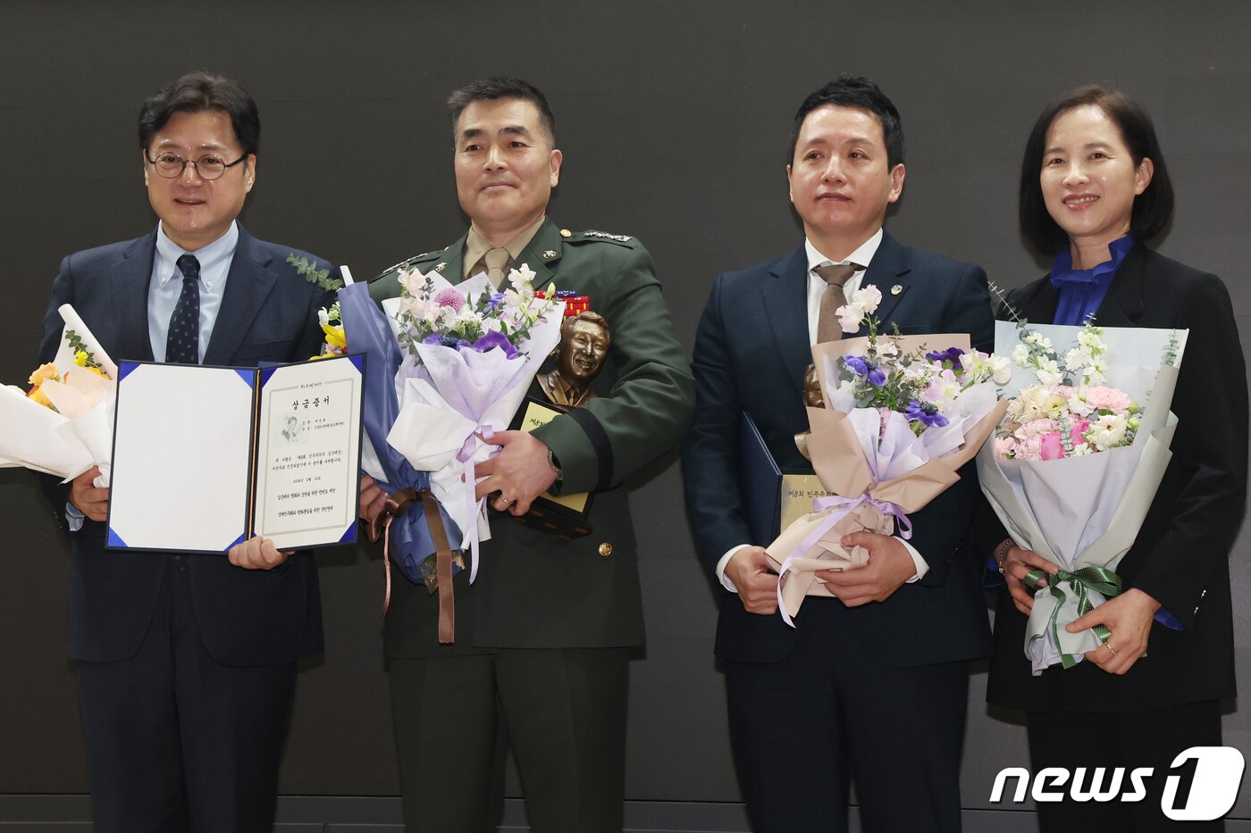 본문 이미지 - 홍익표 더불어민주당 원내대표와 유은혜 김근태재단이사장이  지난해 2월 14일 서울 여의도 국회 의원회관에서 열린 제8회 민주주의자 김근태상 시상식에서 박정훈 대령과 임태훈 군인권센터 소장과 함께 기념촬영을 하고 있다. 2024.2.14/뉴스1 ⓒ News1 송원영 기자