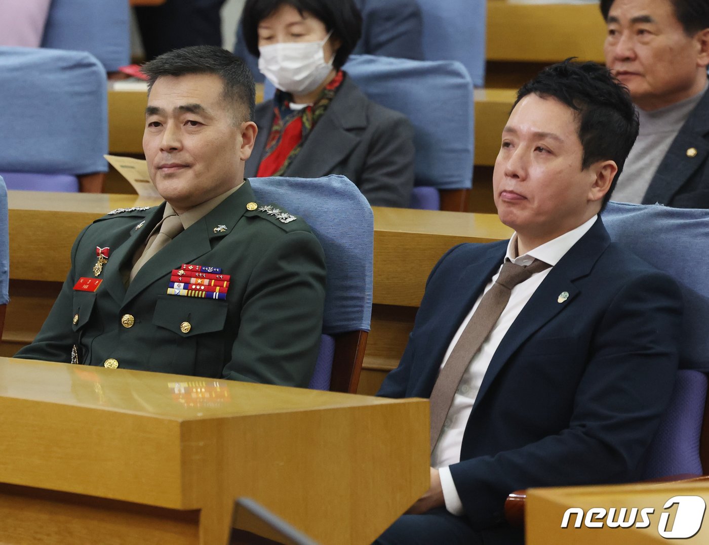 본문 이미지 - 임태훈 군인권센터 소장과 박정훈 대령과이 14일 서울 여의도 국회 의원회관에서 열린 제8회 김근태상 시상식에 참석하고 있다. 2024.2.14/뉴스1 ⓒ News1 송원영 기자