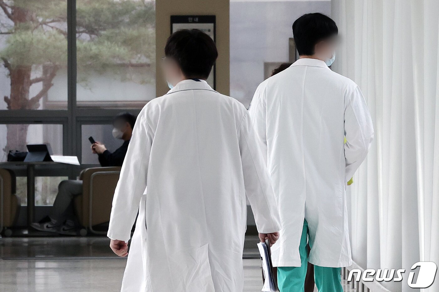 본문 이미지 - 서울의 한 대형 종합병원에서 의료진이 발걸음을 옮기고 있다. 2024.2.14/뉴스1 ⓒ News1 이동해 기자