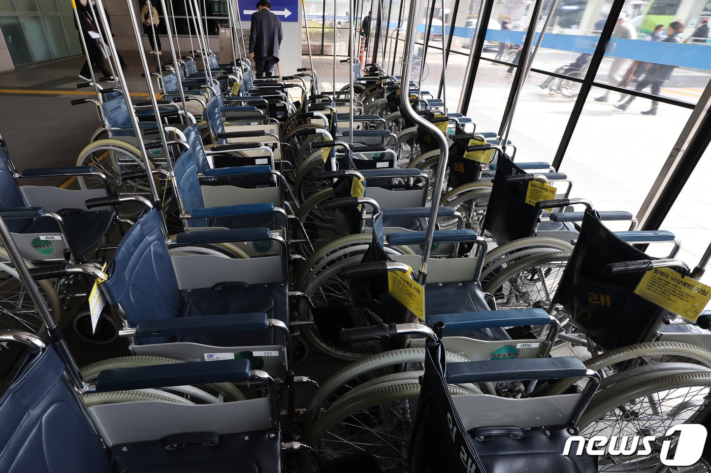 본문 이미지 - 대한의사협회가 오는 15일 전국 곳곳에서 의대증원 저지와 필수의료 정책패키지 반대를 위한 궐기대회를 예고한 가운데 14일 서울의 한 대형 종합병원 입구에 휠체어가 놓여져 있다. 2024.2.14/뉴스1 ⓒ News1 이동해 기자