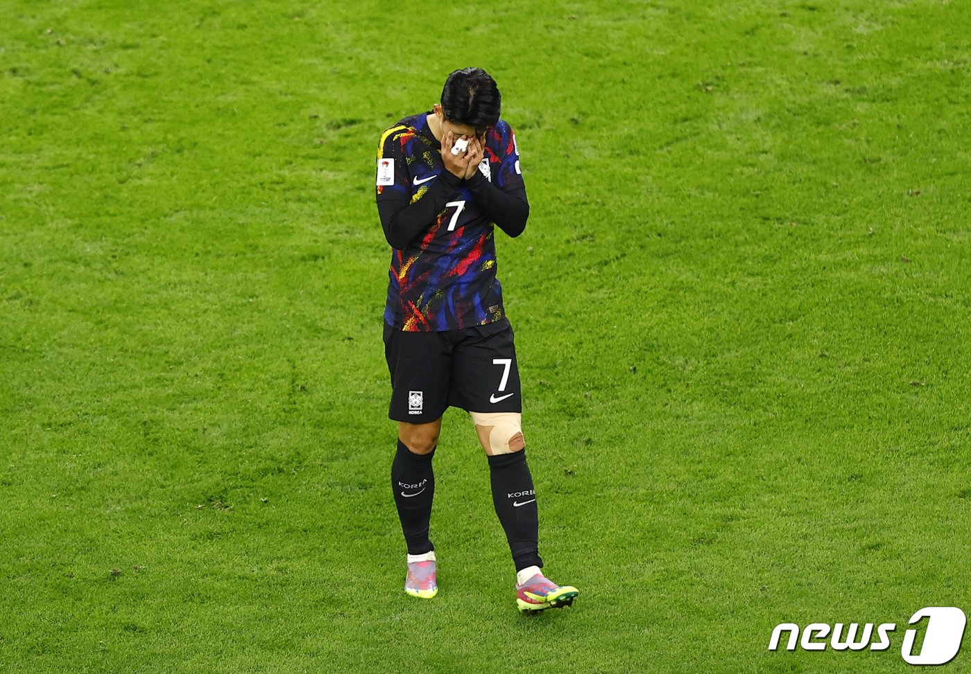 본문 이미지 - 아시안컵 4강전 손가락 붕대 감은 손흥민 ⓒ 로이터=뉴스1 ⓒ News1 신성철 기자