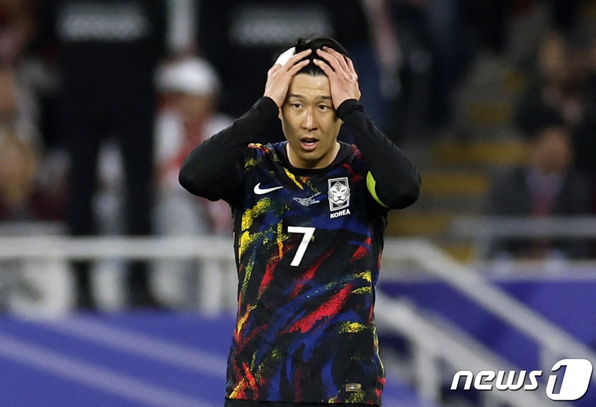 본문 이미지 - 아시안컵 4강전 손가락 붕대 감은 손흥민 ⓒ 로이터=뉴스1 ⓒ News1 