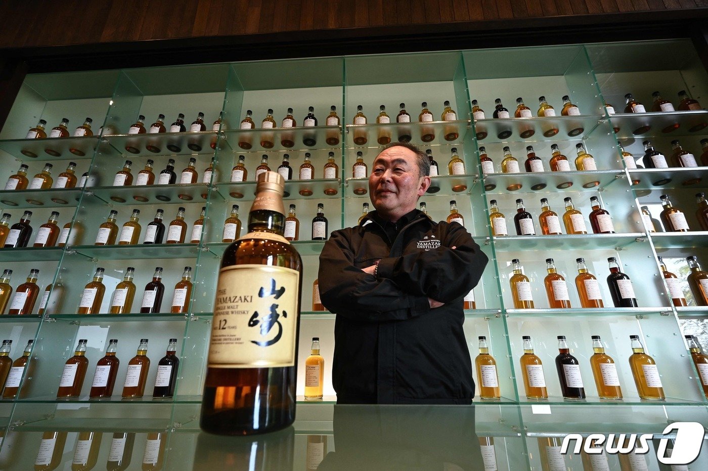 본문 이미지 - 일본 산토리 야마자키 증류소에서 후지이 다카히사히사 총지배인이 &#39;야마자키12년산&#39; 위스키와 포즈를 취하고 있다. 야마자키 증류소는 2023년 100주년을 맞이했다. 2023.03.27/ ⓒ AFP=뉴스1 ⓒ News1 권진영 기자