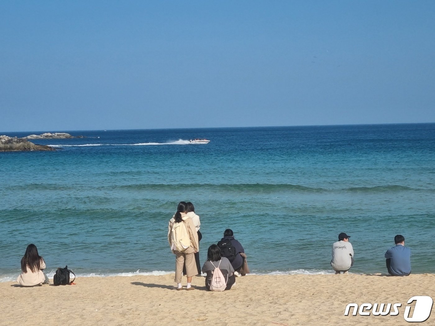 강원 동해안의 낮 최고기온이 20도를 웃돈 14일 강릉 경포해변에서 시민과 관광객들이 봄나들이를 하고 있다. 2024.2.14/뉴스1 ⓒ News1 윤왕근 기자