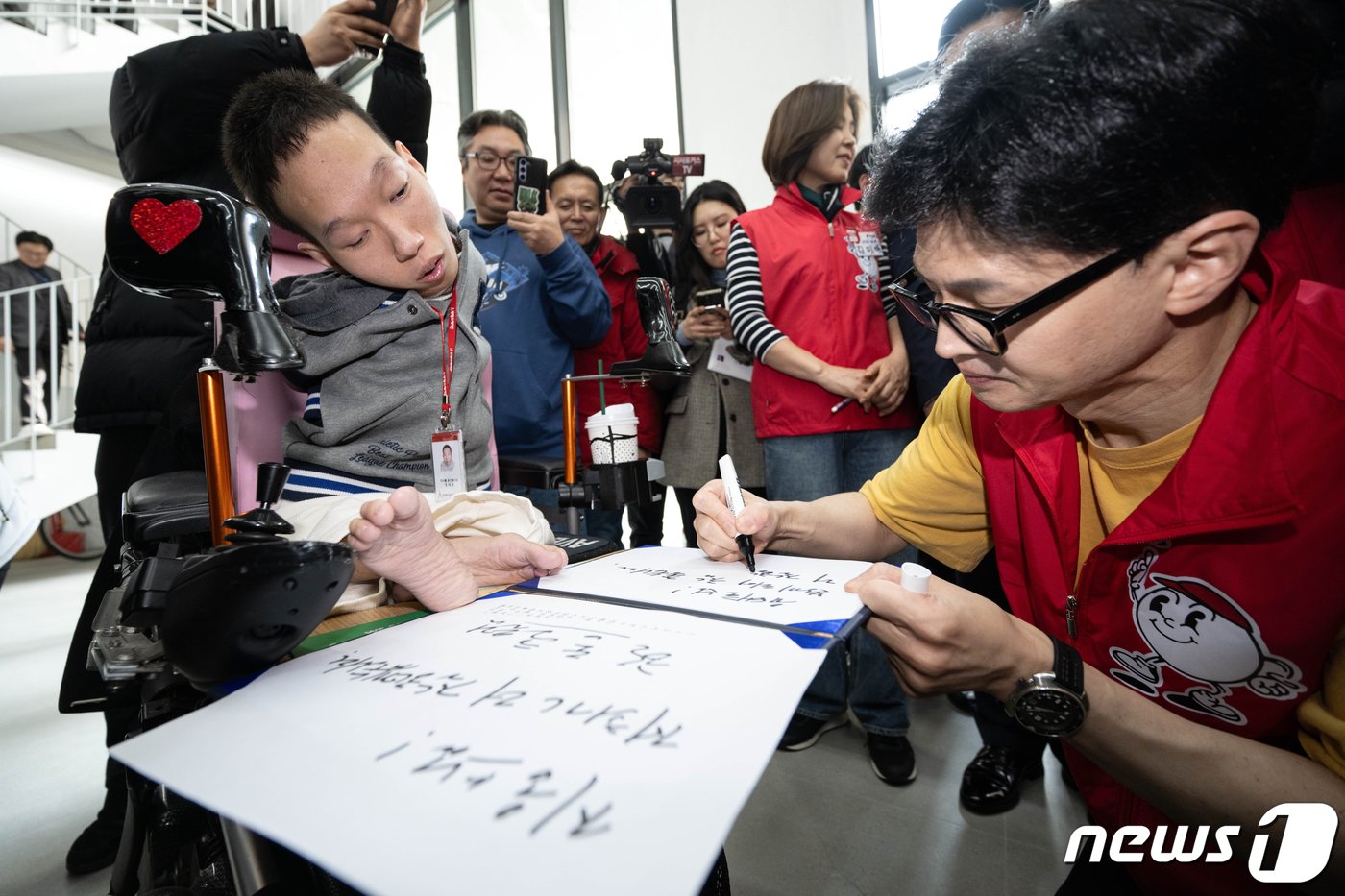 한동훈 국민의힘 비상대책위원장이 14일 서울 은평구 다다름하우스에서 열린 자립준비쳥년 지원주택 현장간담회에 참석하기에 앞서 유태호 다다름 공간매니저에게 친필 서명을 해주고 있다.  &#40;공동취재&#41; 2024.2.14/뉴스1 ⓒ News1 송원영 기자