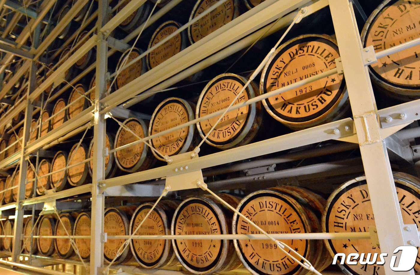 본문 이미지 - 일본 야마나시현 호쿠토시 소재 산토리의 하쿠슈 증류소에 위스키를 담은 오크통이 가득 차 있다. 2014.05.13/ ⓒ AFP=뉴스1 ⓒ News1 권진영 기자