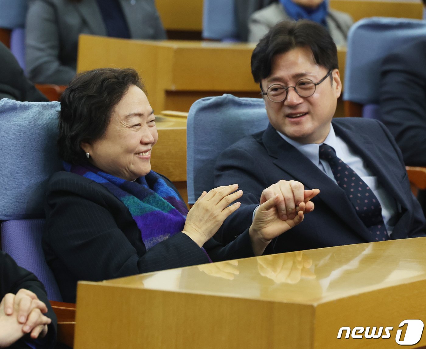 홍익표 더불어민주당 원내대표가 14일 서울 여의도 국회 의원회관에서 열린 제8회 민주주의자 김근태상 시상식에서 슬픔에 잠긴 인재근 의원을 위로하고 있다. 2024.2.14/뉴스1 ⓒ News1 송원영 기자