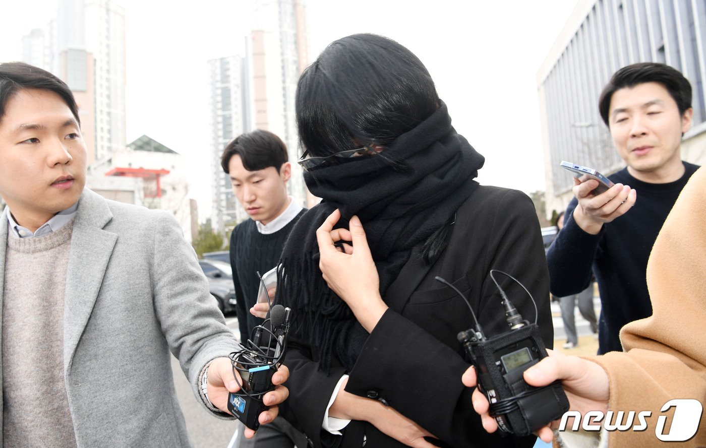 본문 이미지 - 이재명 더불어민주당 대표의 배우자 김혜경 씨의 &#39;법인카드 유용 의혹&#39;과 관련 공직선거법 위반 등의 혐의로 기소돼 1심에서 유죄를 선고받은 전 경기도청 사무관&#40;별정직&#41; 배모씨가 14일 오후 경기 수원시 영통구 수원고등법원에서 열린 항소심 선고 공판을 마친 뒤 법원을 나서고 있다. 재판부는 배모씨에게 원심판결 그대로 징역 10월에 집행유예 2년을 선고했다. &#40;공동취재&#41; 2024.2.14/뉴스1 ⓒ News1 김영운 기자