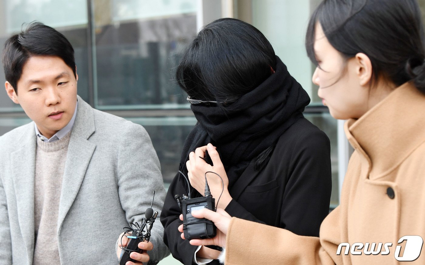 본문 이미지 - 이재명 더불어민주당 대표의 배우자 김혜경 씨의 '법인카드 유용 의혹'과 관련 공직선거법 위반 등의 혐의로 기소돼 1심에서 유죄를 선고받은 전 경기도청 사무관(별정직) 배모씨가 14일 오후 경기 수원시 영통구 수원고등법원에서 열린 항소심 선고 공판을 마친 뒤 법원을 나서고 있다. 재판부는 배모씨에게 원심판결 그대로 징역 10월에 집행유예 2년을 선고했다. (공동취재) 2024.2.14/뉴스1 ⓒ News1 김영운 기자