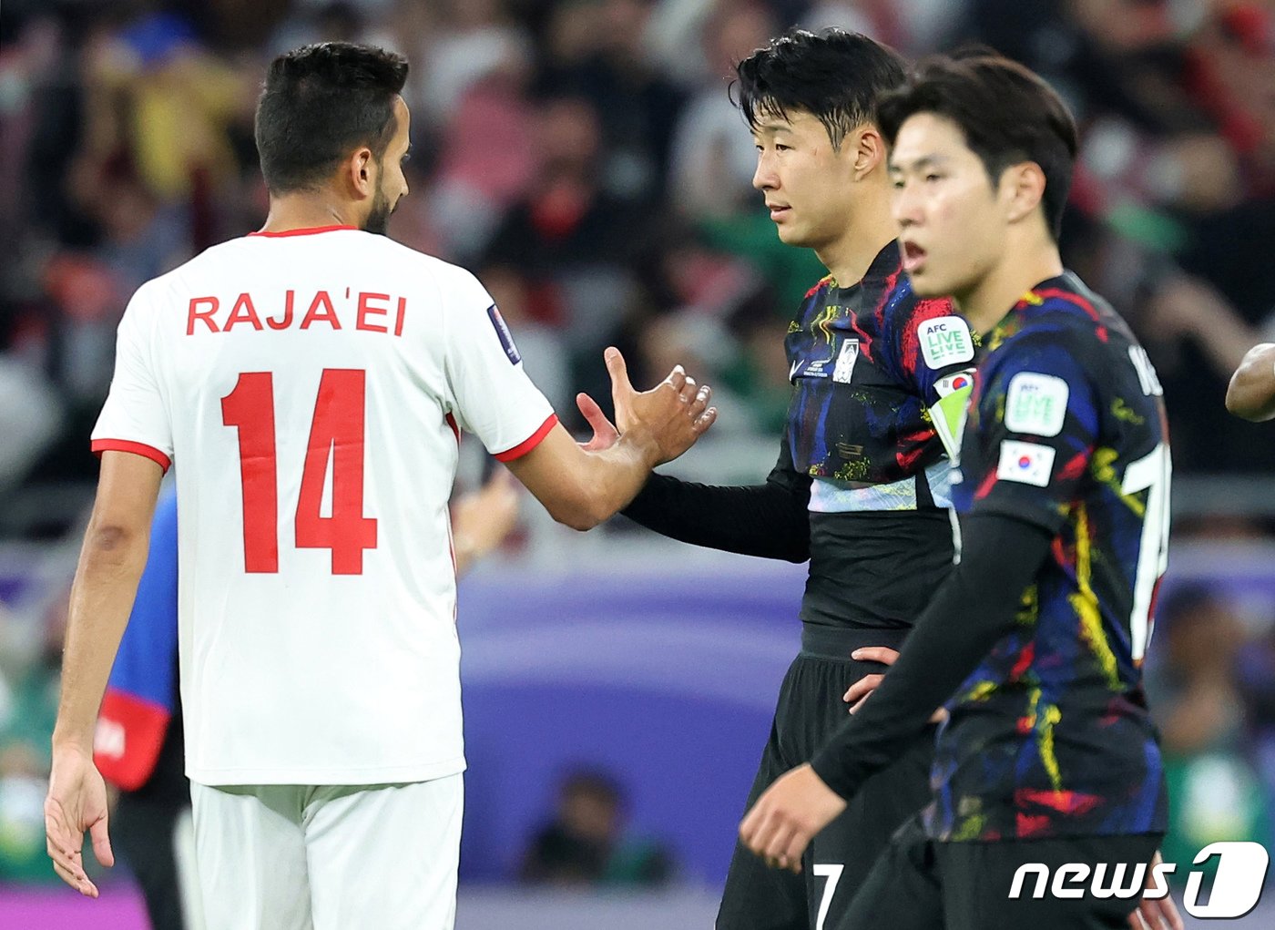 영국 매체들이 한국 축구대표팀의 주장 손흥민&#40;토트넘&#41;이 아시안컵 4강을 앞두고 후배들과 다투다 손가락이 골절됐다고 폭로했다. 대한축구협회&#40;KFA&#41; 확인 결과 선수들 간 다툼이 있었던 것도, 그 과정에서 손흥민이 부상을 입은 것도 사실이었다. 영국 매체 &#39;더선&#39;은 지난14일&#40;한국시간&#41; &#34;한국이 요르단과의 아시안컵 4강전에서 충격적인 패배를 당했다＂면서 ＂손흥민이 아시안컵 탈락 전날 팀 동료와 몸싸움을 벌이다 손가락 탈골 부상을 당했다＂고 전했다. 사진은 지난6일&#40;현지시간&#41; 카타르 알라이얀 아흐메드 빈 알리 스타디움에서 열린 2023 아시아축구연맹&#40;AFC&#41; 카타르 아시안컵 준결승 요르단과 대한민국의 경기를 마친 손흥민과 이강인 선수 모습. 2024.2.14/뉴스1 ⓒ News1 김성진 기자