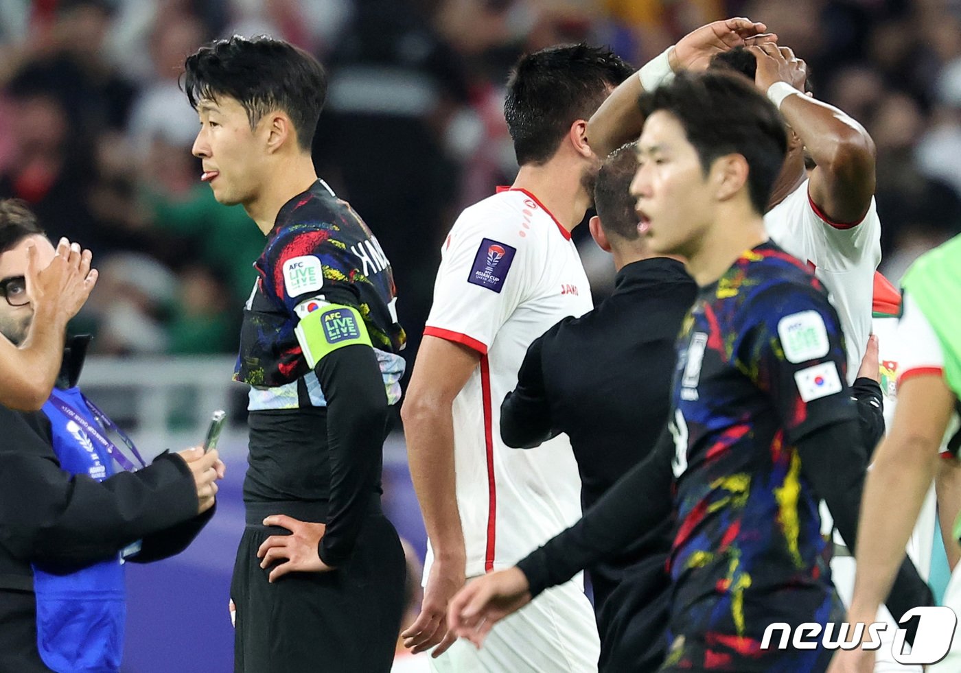 영국 매체들이 한국 축구대표팀의 주장 손흥민&#40;토트넘&#41;이 아시안컵 4강을 앞두고 후배들과 다투다 손가락이 골절됐다고 폭로했다. 대한축구협회&#40;KFA&#41; 확인 결과 선수들 간 다툼이 있었던 것도, 그 과정에서 손흥민이 부상을 입은 것도 사실이었다.  2024.2.14/뉴스1 ⓒ News1 김성진 기자