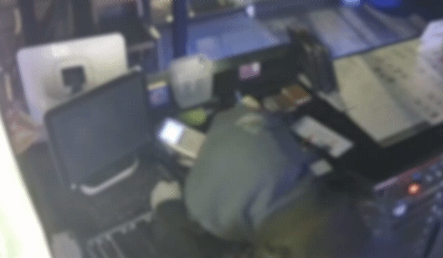 본문 이미지 - CCTV에 담긴 A씨의 범행 모습.&#40;제주동부경찰서 제공&#41;