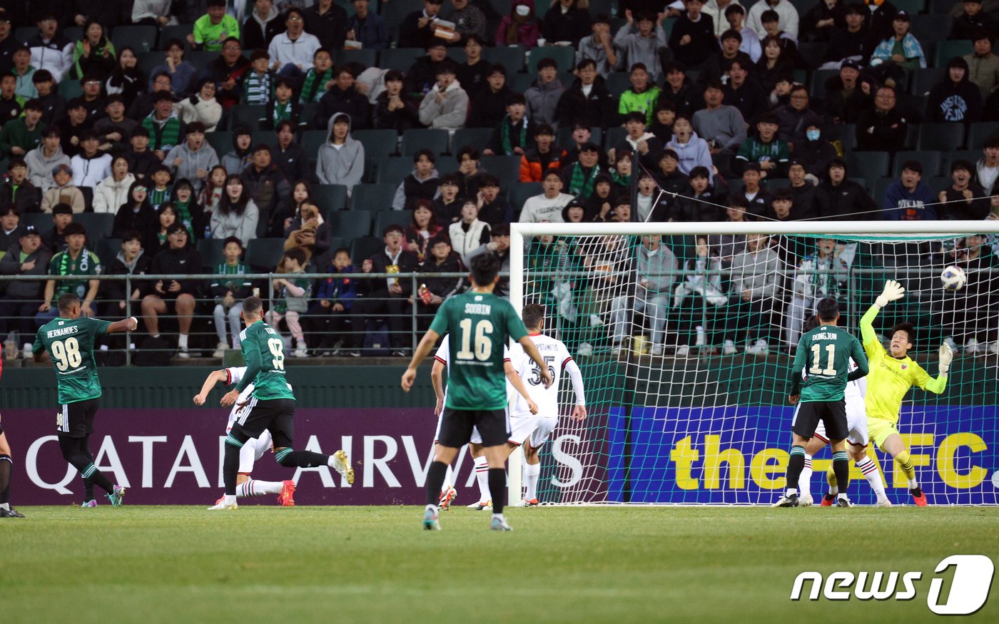 14일 오후 전라북도 전주시 덕진구 전주월드컵경기장에서 열린 2023-2024시즌 아시아축구연맹&#40;AFC&#41; 챔피언스리그 16강 1차전 전북 현대 모터스와 포항 스틸리스의 경기에서 전북 에르난데스가 선제골을 터트리고 있다. 2024.2.14/뉴스1 ⓒ News1 박정호 기자