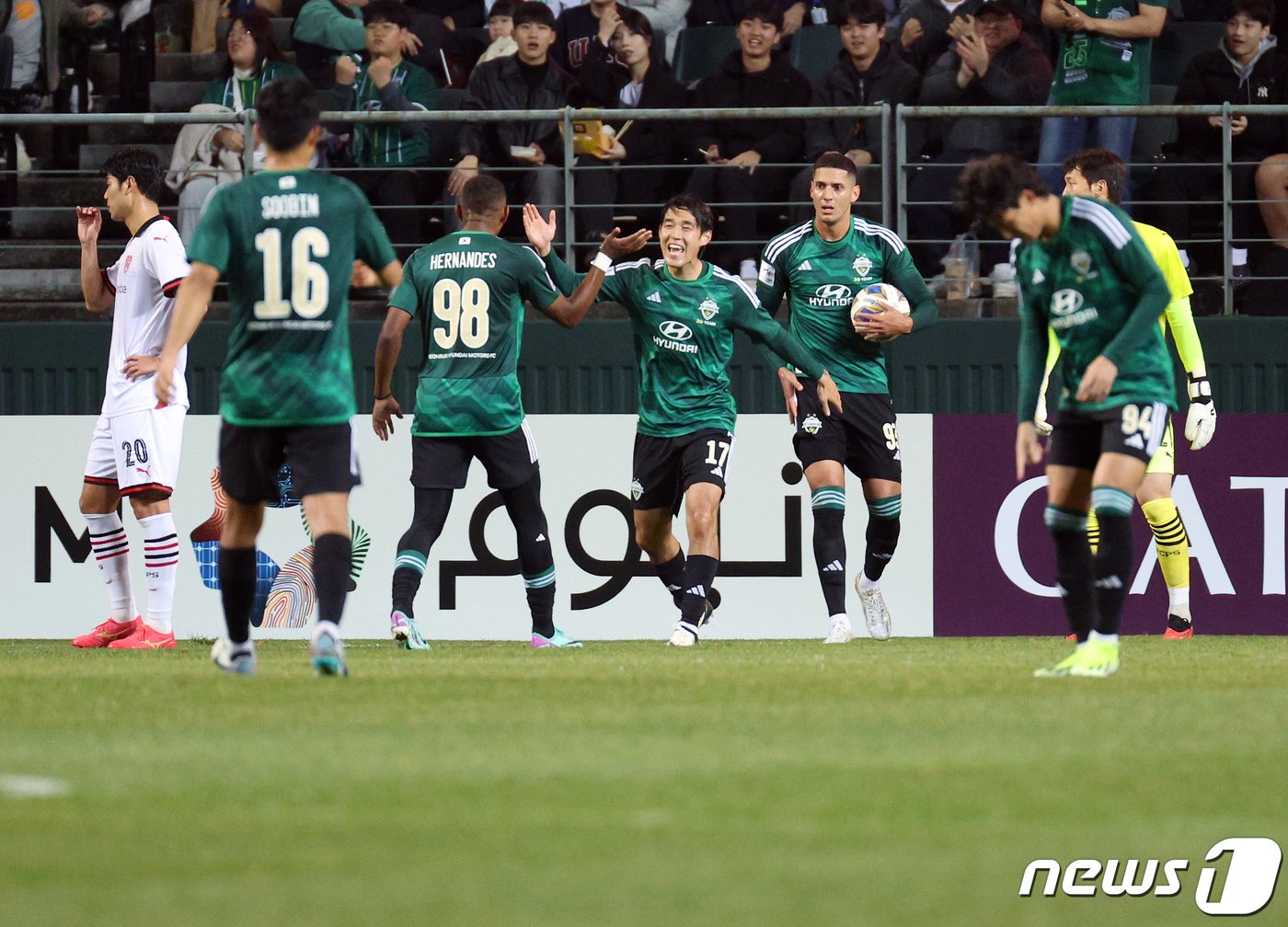 본문 이미지 - 14일 오후 전라북도 전주시 덕진구 전주월드컵경기장에서 열린 2023-2024시즌 아시아축구연맹(AFC) 챔피언스리그 16강 1차전 전북 현대 모터스와 포항 스틸리스의 경기에서 전북 티아고가 패널티킥을 따내자 송민규와 에르난데스가 기뻐하고 있다. 비디오판독으로 패널티킥 취소. 2024.2.14/뉴스1 ⓒ News1 박정호 기자