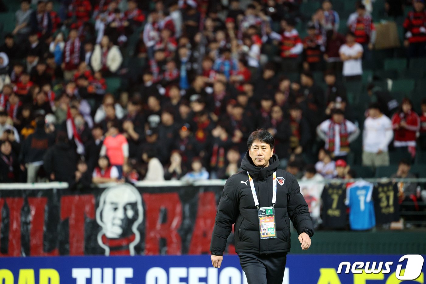 본문 이미지 - 14일 오후 전라북도 전주시 덕진구 전주월드컵경기장에서 열린 2023-2024시즌 아시아축구연맹&#40;AFC&#41; 챔피언스리그 16강 1차전 전북 현대 모터스와 포항 스틸리스의 경기에서 포항 박태하 감독이 일찍 피치로 나와 서포터즈 석에 인사 후 돌아가고 있다. 2024.2.14/뉴스1 ⓒ News1 박정호 기자