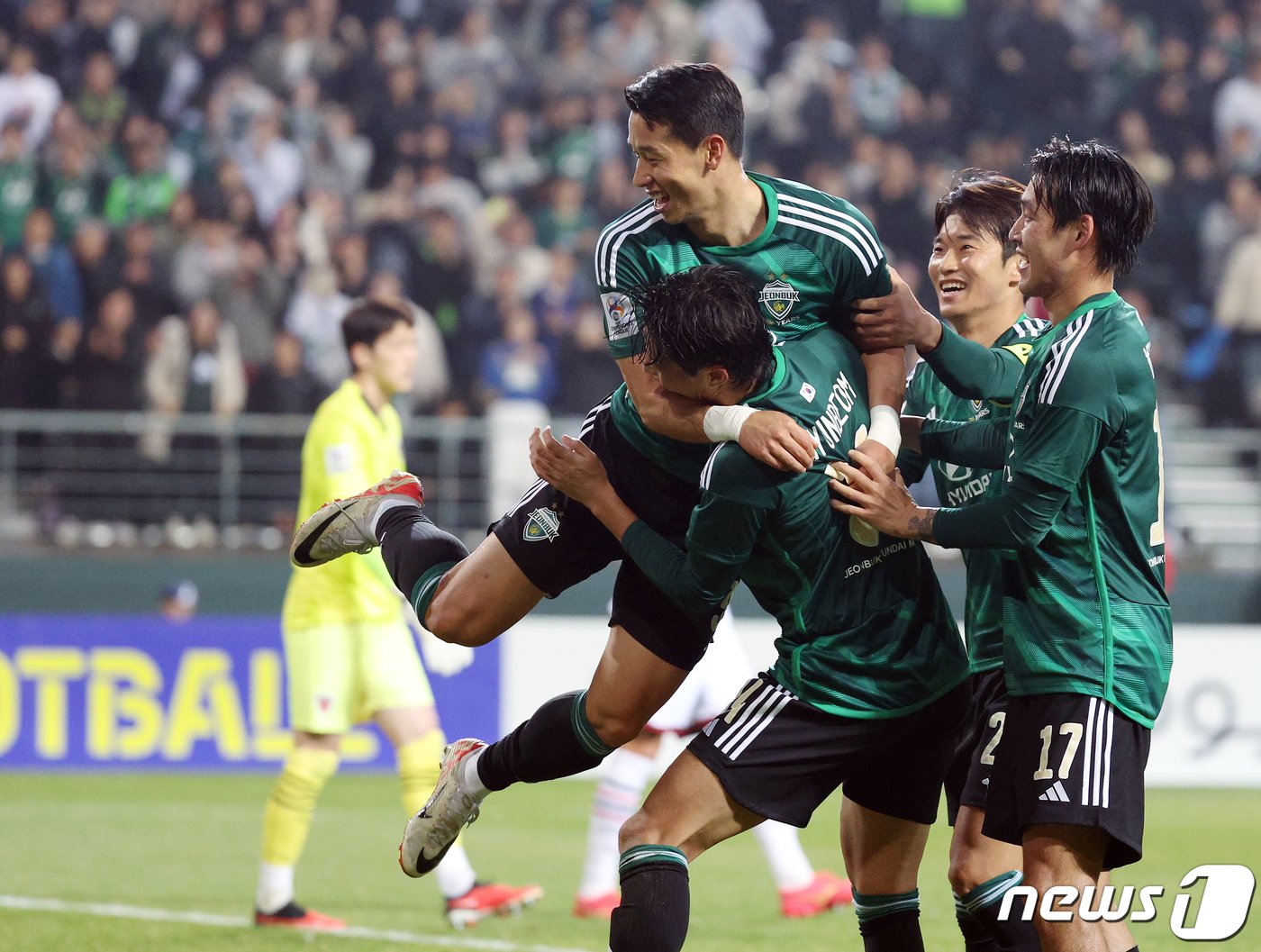 본문 이미지 - 14일 오후 전라북도 전주시 덕진구 전주월드컵경기장에서 열린 2023-2024시즌 아시아축구연맹(AFC) 챔피언스리그 16강 1차전 전북 현대 모터스와 포항 스틸리스의 경기에서 후반 헤더골을 넣은 전북 안현범이 크로스를 올려준 김태환을 번쩍 안아 들고 있다. 2024.2.14/뉴스1 ⓒ News1 박정호 기자