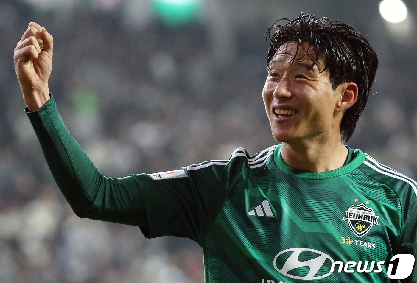 본문 이미지 - 14일 오후 전라북도 전주시 덕진구 전주월드컵경기장에서 열린 2023-2024시즌 아시아축구연맹(AFC) 챔피언스리그 16강 1차전 전북 현대 모터스와 포항 스틸리스의 경기에서 후반 헤더골을 넣은 전북 안현범이 기뻐하고 있다. 2024.2.14/뉴스1 ⓒ News1 박정호 기자