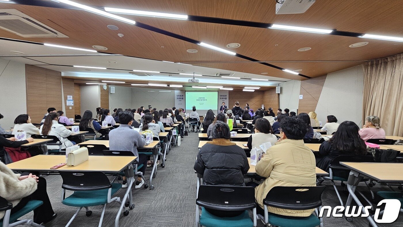 본문 이미지 - 김재영 수의사가 14일 서울 강남구 섬유센터에서 강연을 하고 있다. ⓒ 뉴스1 최서윤 기자