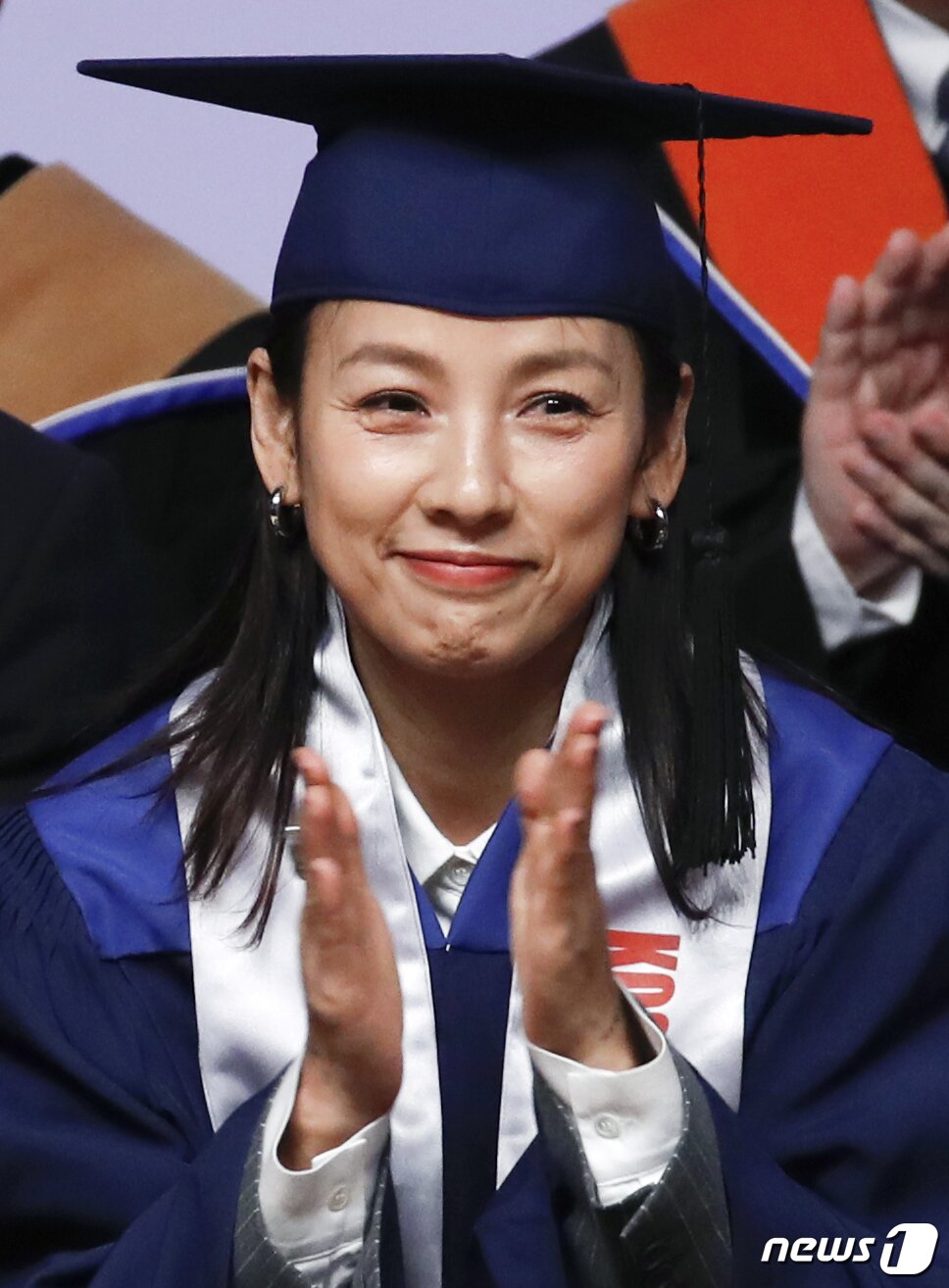 본문 이미지 - 가수 이효리가 14일 서울 성북구 국민대학교에서 열린 '2023학년도 학위수여식'에서 박수를 치고 있다. ⓒ News1 권현진 기자