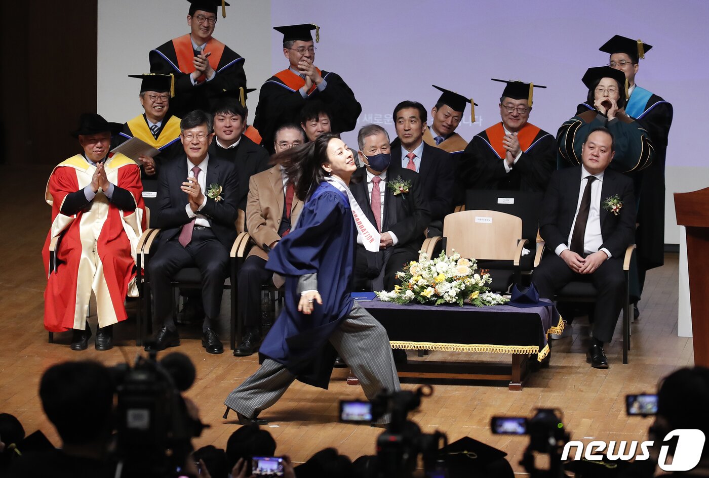 본문 이미지 - 가수 이효리가 14일 서울 성북구 국민대학교에서 열린 '2023학년도 학위수여식'에서 화려한 무대를 선보이고 있다. ⓒ News1 권현진 기자