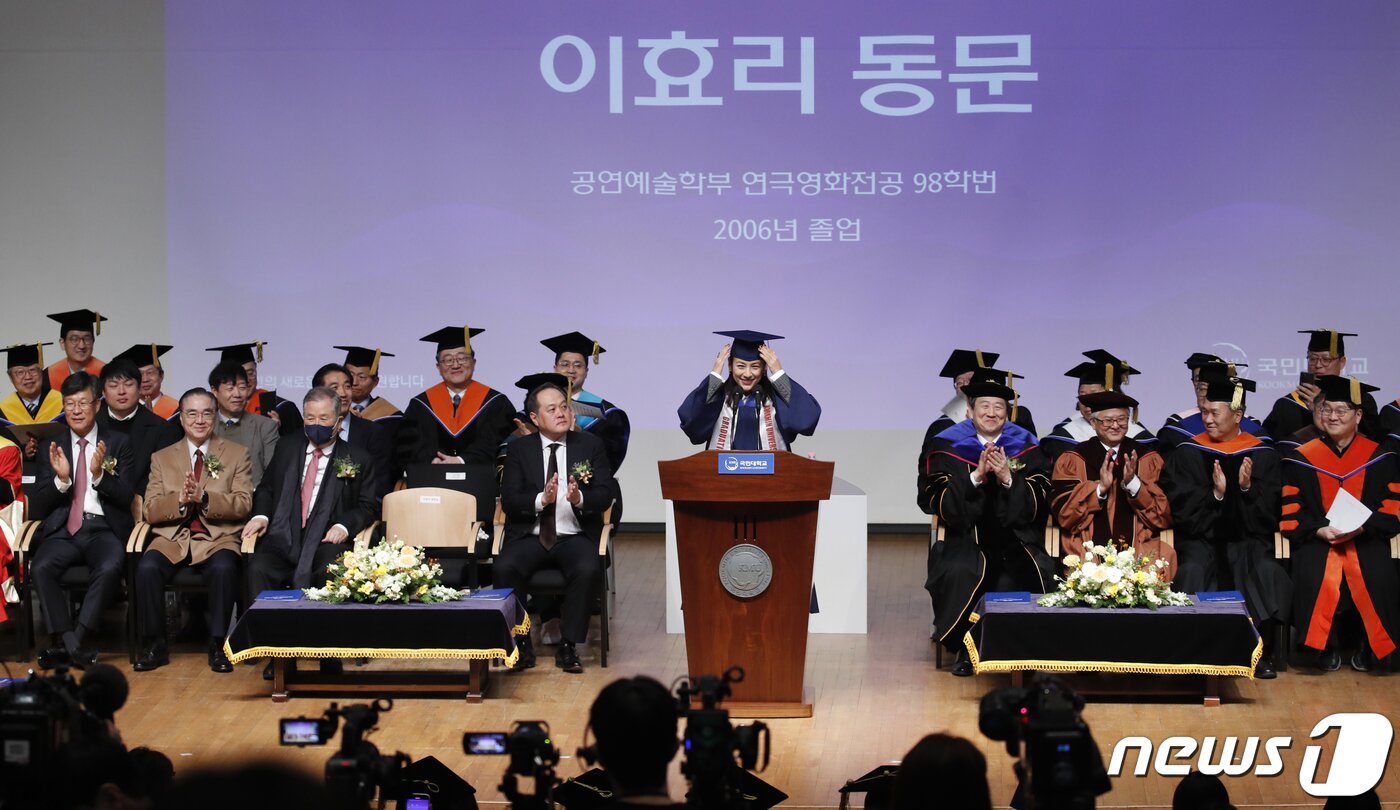 본문 이미지 - 가수 이효리가 14일 서울 성북구 국민대학교에서 열린 '2023학년도 학위수여식'에서 축사를 하기 전 학사모를 고쳐쓰고 있다. ⓒ News1 권현진 기자