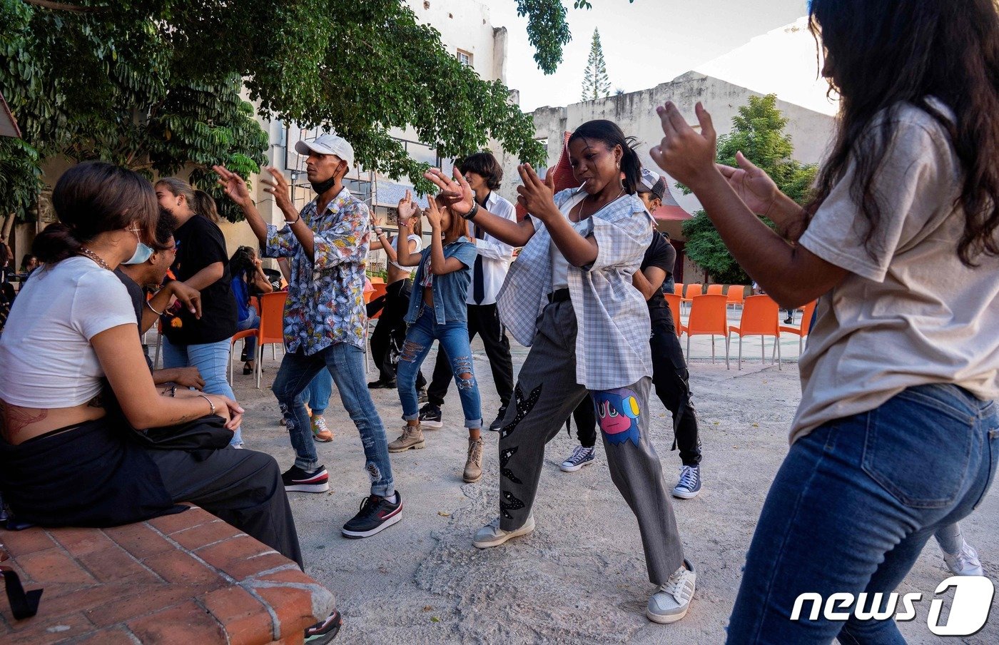 쿠바 아바나의 산 판 콘 광장에서 청년들이 K-pop 노래에 맞춰 춤을 추고 있다.ⓒ AFP=뉴스1 