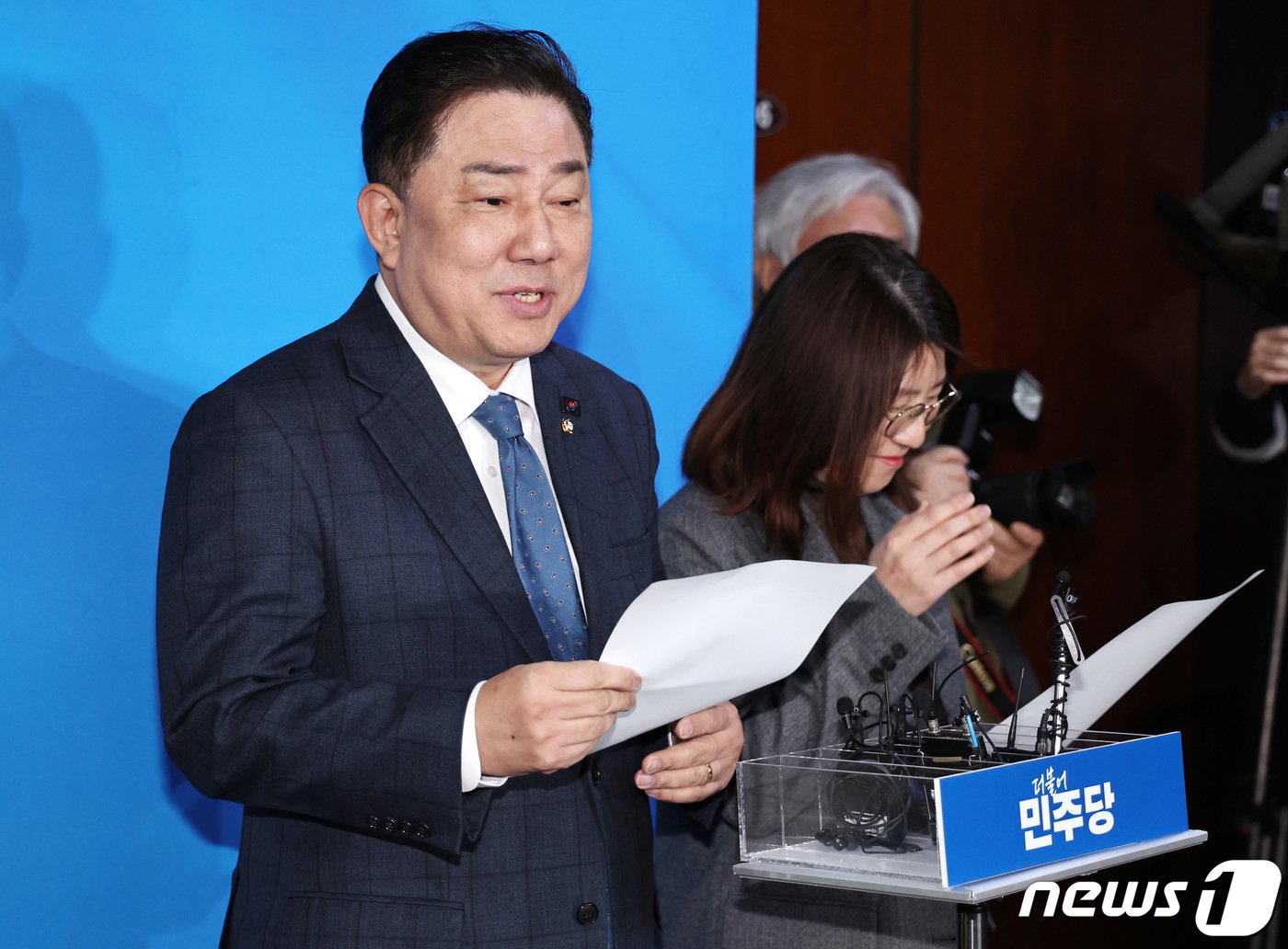 본문 이미지 - 더불어민주당 중앙당공직선서후보자추천관리위원회 김병기 간사와 박희정 대변인이 15일 오전 서울 여의도 국회에서 4·10 총선 공천 3차 심사결과를 발표하고 있다. 2024.2.15/뉴스1 ⓒ News1 구윤성 기자
