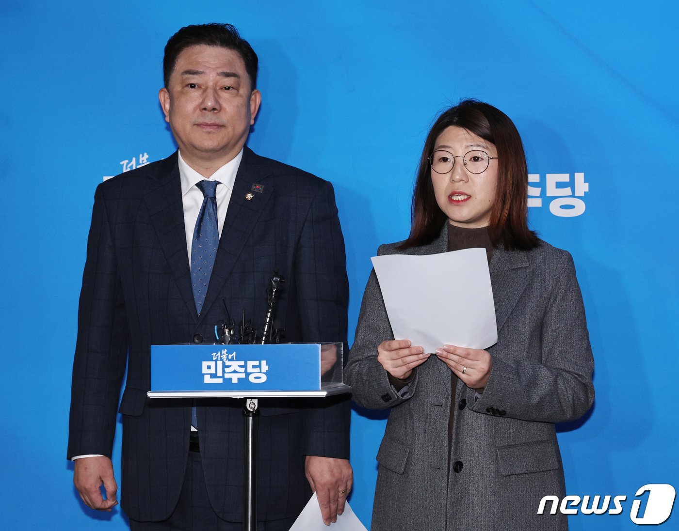 본문 이미지 - 더불어민주당 중앙당공직선서후보자추천관리위원회 김병기 간사와 박희정 대변인이 15일 오전 서울 여의도 국회에서 4·10 총선 공천 3차 심사결과를 발표하고 있다. 2024.2.15/뉴스1 ⓒ News1 구윤성 기자