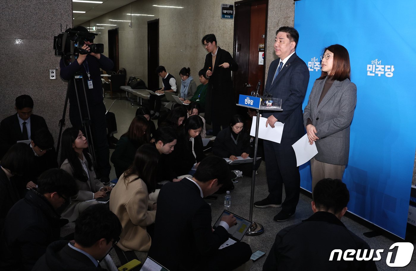 본문 이미지 - 더불어민주당 중앙당공직선서후보자추천관리위원회 김병기 간사와 박희정 대변인이 15일 오전 서울 여의도 국회에서 4·10 총선 공천 3차 심사결과를 발표하고 있다. 2024.2.15/뉴스1 ⓒ News1 구윤성 기자