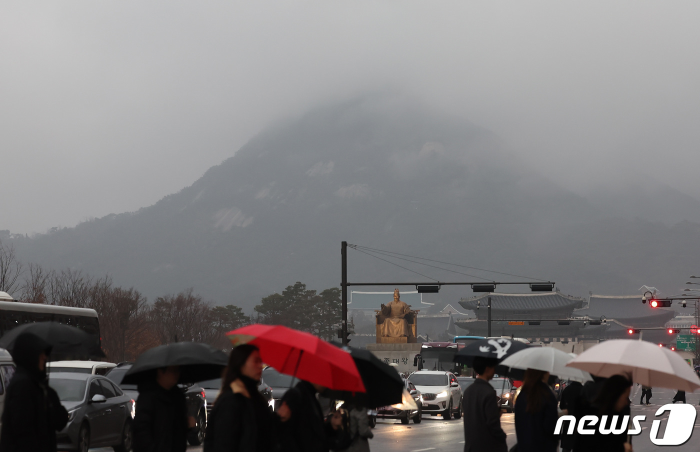 (서울=뉴스1) 김민지 기자 = 전국 대부분 지역에 비가 내리는 15일 오전 서울 종로구 세종대로에서 바라본 하늘에 안개가 껴있다. 2024.2.15/뉴스1