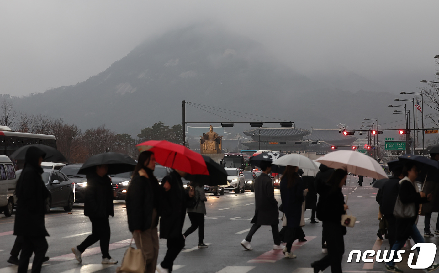 (서울=뉴스1) 김민지 기자 = 전국 대부분 지역에 비가 내리는 15일 오전 서울 종로구 세종대로에서 바라본 하늘에 안개가 껴있다. 2024.2.15/뉴스1