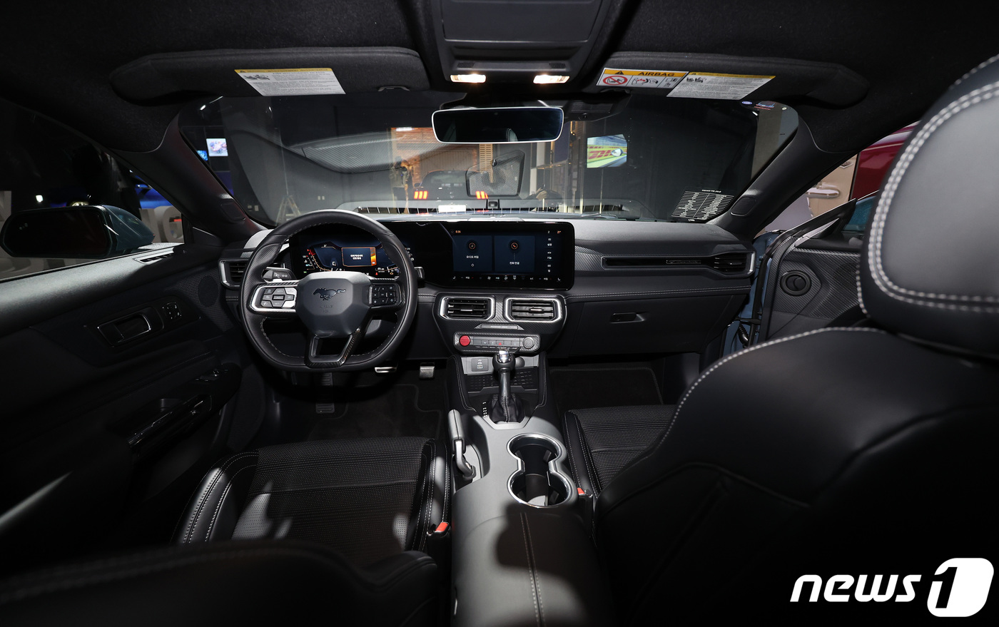 (광명=뉴스1) 이동해 기자 = 15일 오전 경기 광명 아이벡스 스튜디오에 올 뉴 포드 머스탱이 전시돼 있다.9년 만에 새롭게 선보인 7세대 올-뉴 포드 머스탱은 1세대 머스탱 고 …