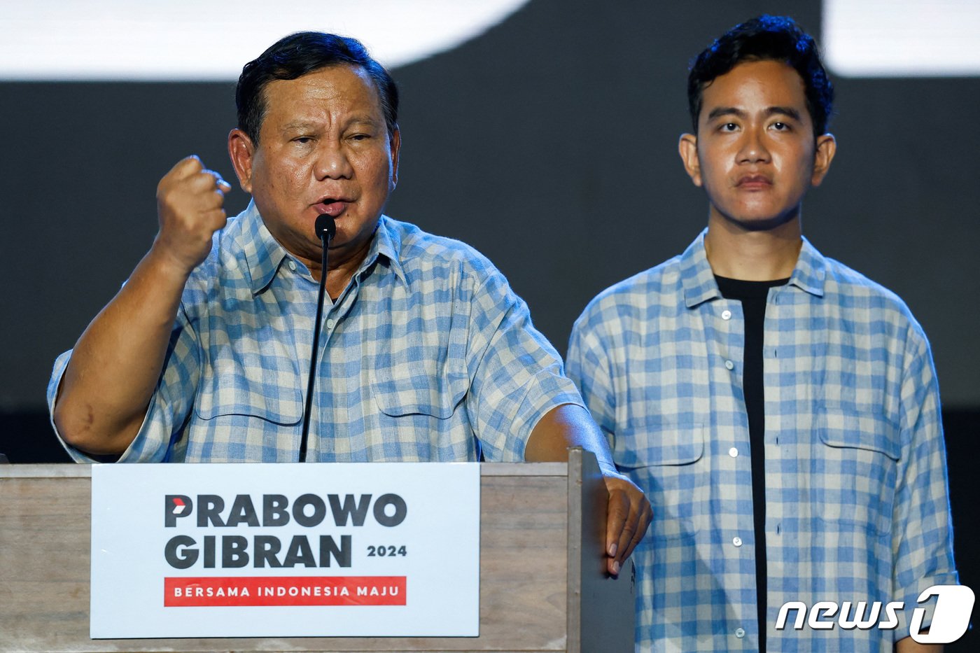 본문 이미지 - 인도네시아 대통령 후보인 프라보워 수비안토가 14일(현지시간) 자카르타에서 부통령 후보인 조코 위도도 현 대통령의 장남인 기브란 라카부밍 라카와 함께 지지자들 앞에서 대선 승리를 선언하고 있다. 2024.2.15 ⓒ 로이터=뉴스1 ⓒ News1 우동명 기자
