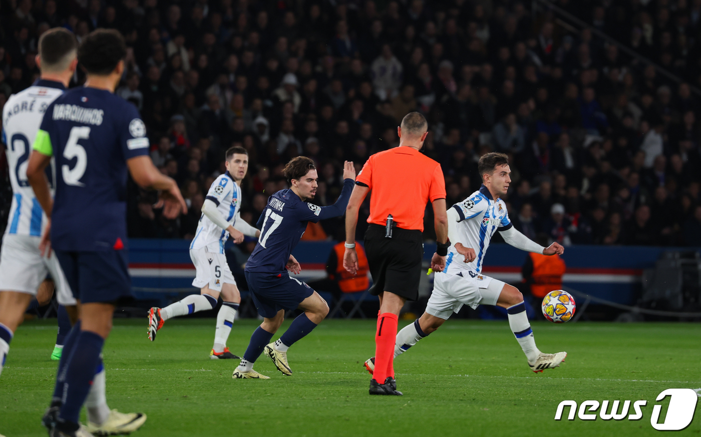 (파리=뉴스1) 이준성 기자 = 14일 오후(현지 시간) 프랑스 파리 파르크 데 프랭스 경기장에서 열린 파리 생제르맹(PSG)과 레알 소시에다드(스페인)의 유럽축구연맹(UEFA) …