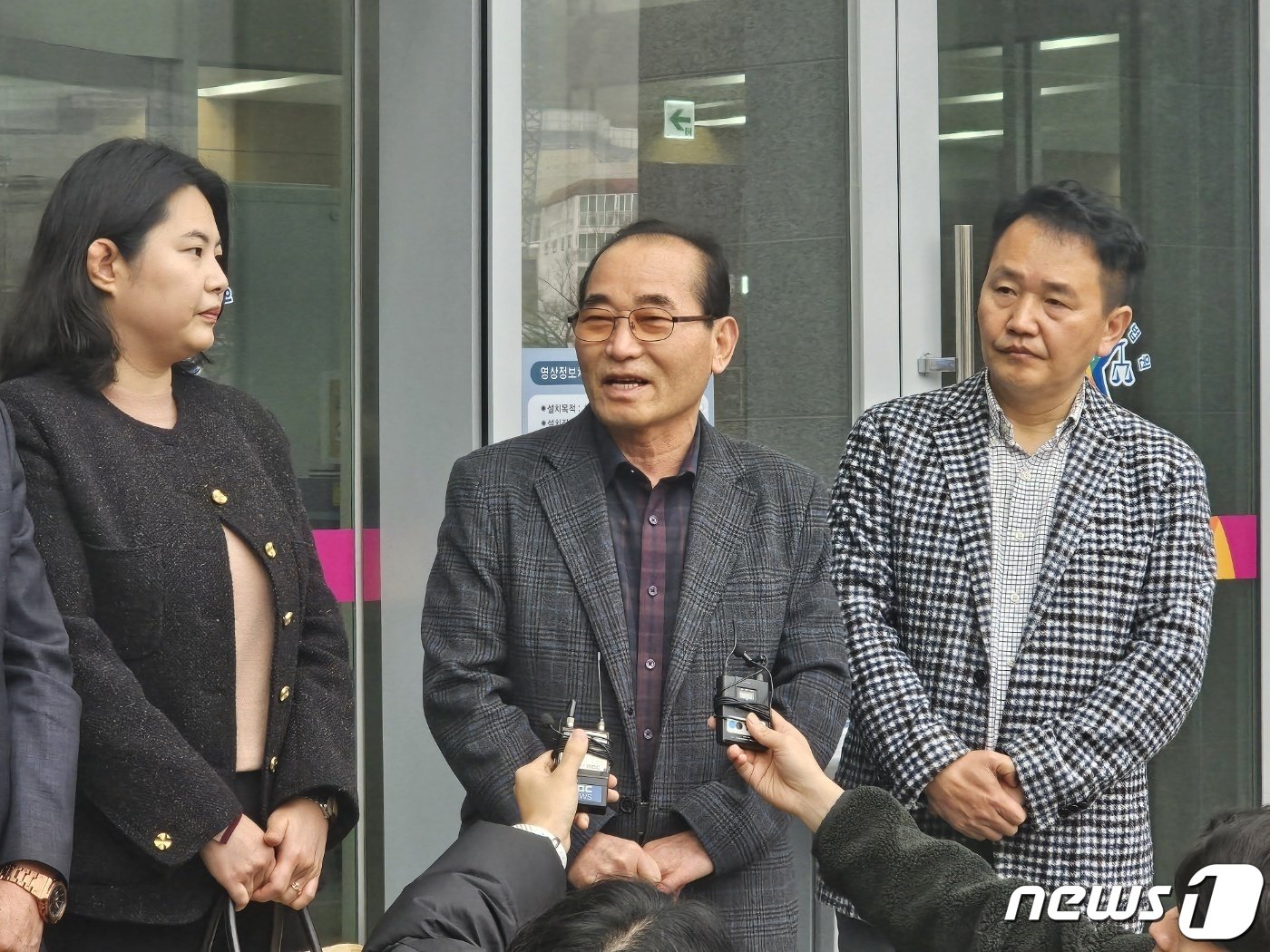 본문 이미지 - 일제강제동원피해자 고 양의무씨의 아들 양재영씨가 15일 미쓰비시중공업을 상대로 제기한 손해배상소송에서 승소한 뒤 광주지법에서 소회를 밝히고 있다. 뉴스1/2024.2.15 ⓒ News1 최성국 기자
