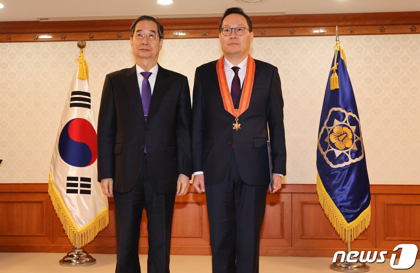 한덕수 국무총리가 지난 2월 15일 서울 종로구 정부서울청사에서 열린 규제개혁유공 포상 수여식에서 최현석 고용노동부 실장에게 홍조근정훈장을 전수한 뒤 기념촬영을 하는 모습. 2024.2.15/뉴스1 ⓒ News1 허경 기자