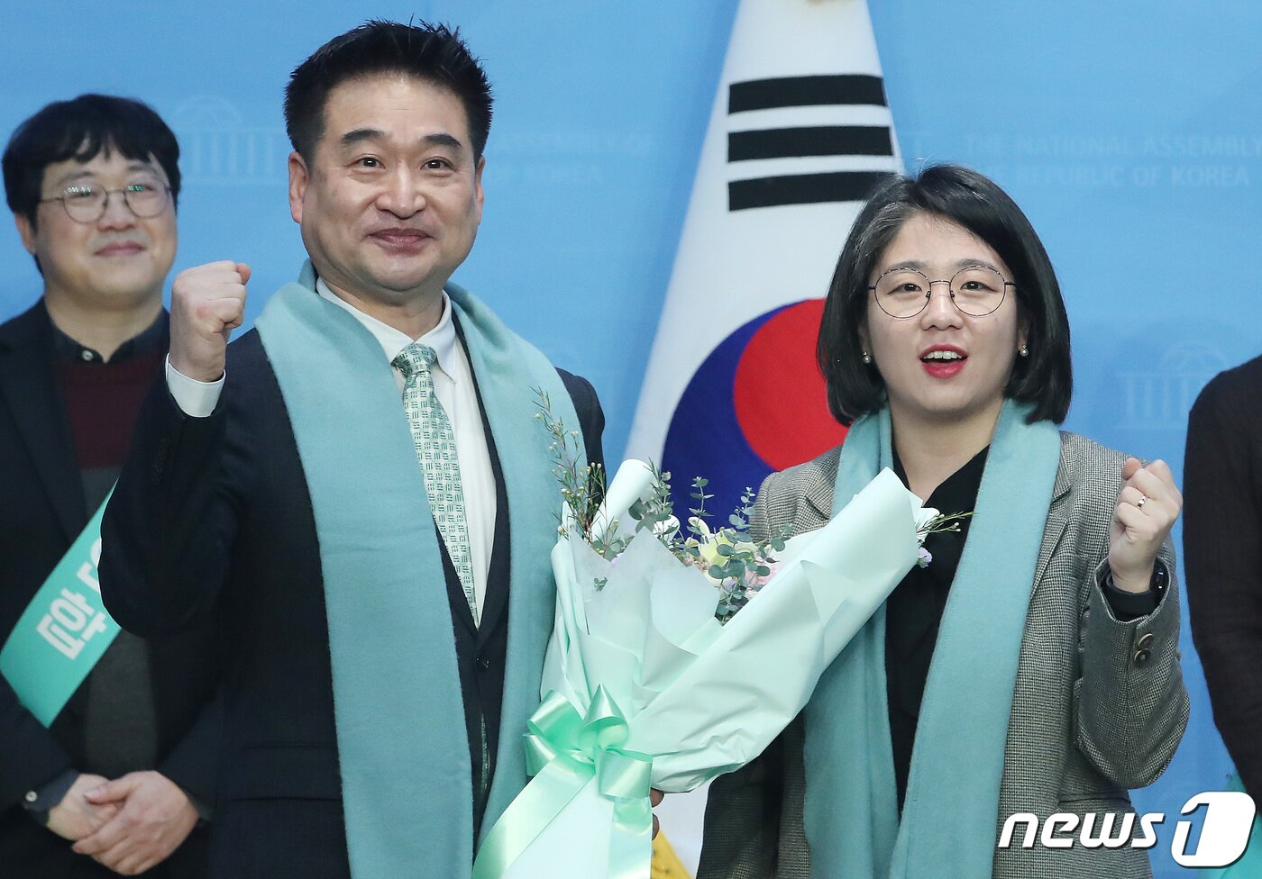 본문 이미지 - 용혜인 새진보연합 상임선대위원장(오른쪽)이 15일 오전 서울 여의도 국회 소통관에서 열린 새진보연합 2호 인재 영입 발표 기자회견에서 최혁진 iN라이프케어연합회 정책위원장과 기념촬영을 하고 있다. 2024.2.15/뉴스1 ⓒ News1 임세영 기자